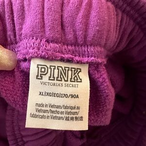 Pink sweatsuit in the color purple. Size xl.